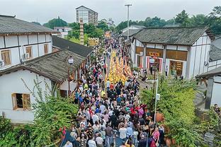 手热！首节雷吉替补3分半钟2中2贡献5分 三分1中1